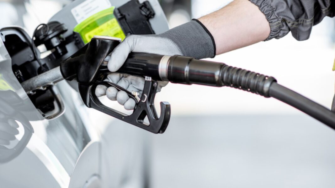 ¿Cuánto gasta un colombiano para llenar un tanque de gasolina de 11 galones en comparación con otros países?