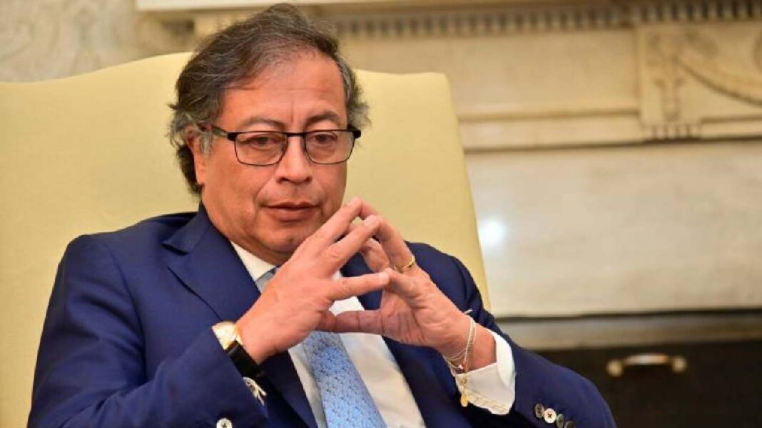 Petro hace importante anuncio: no subirán altos salarios del sector público