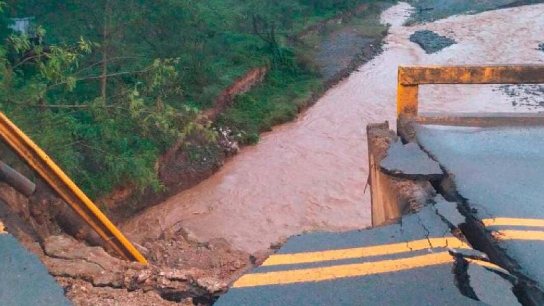 Colapso de puente provoca cierre total en vía entre Medellín y Santa Fe de Antioquia