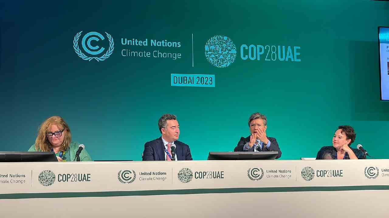 COP 28: Claudia López lideró paneles principales de innovaciones desarrolladas en Bogotá