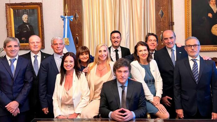 El presidente de Argentina, ha tomado la decisión de reducir el número de ministerios de 18 a 9, esto en una búsqueda de mitigar la crisis económica en el país gaucho.