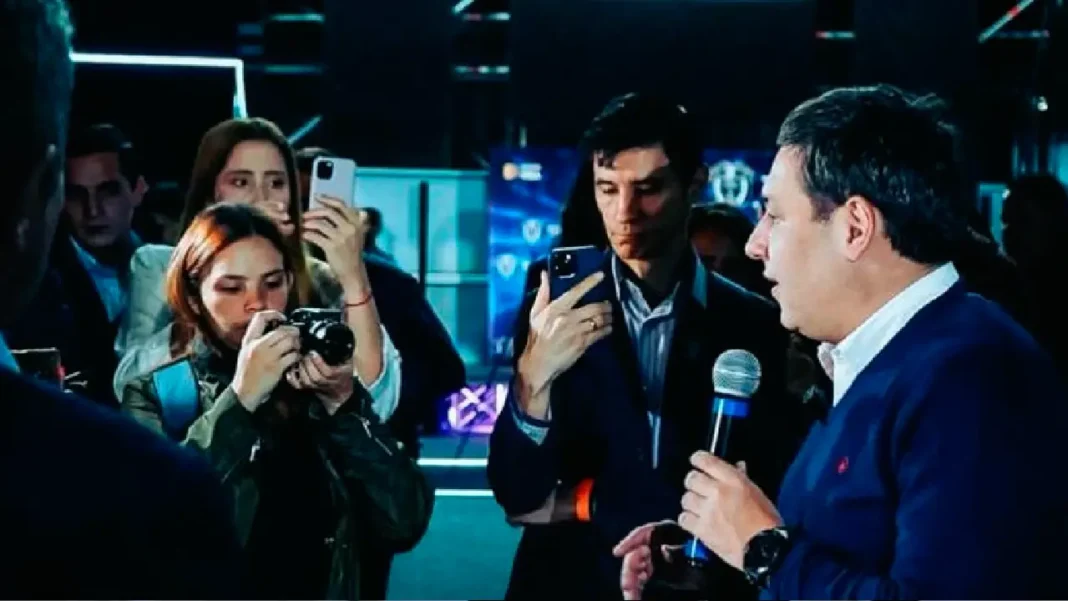 El ministro TIC, Mauricio Lizcano, presentó el espacio donde se realizará la Subasta 5G el próximo miércoles 20 de diciembre. Durante el recorrido, explicó cómo se desarrollará ese proceso, que traerá mejor conectividad y mayores servicios al país.