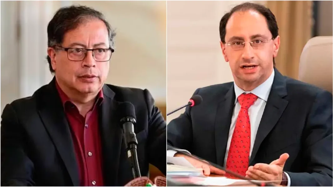 El exministro de Hacienda José Manuel Restrepo contradijo al presidente Petro, señalando una caída significativa en el ranking de The Economist.
