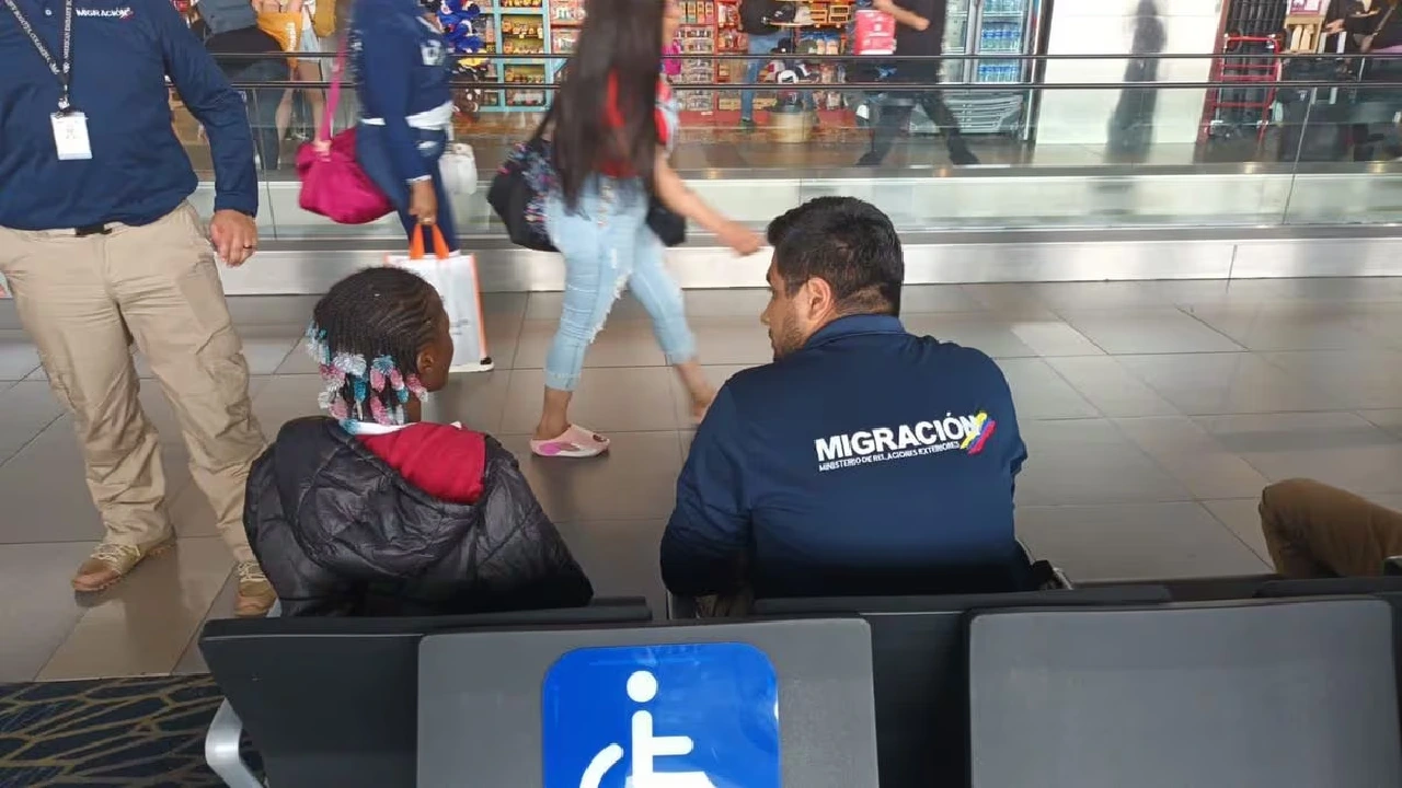 Cerca 70 migrantes africanos están varados en el aeropuerto El Dorado