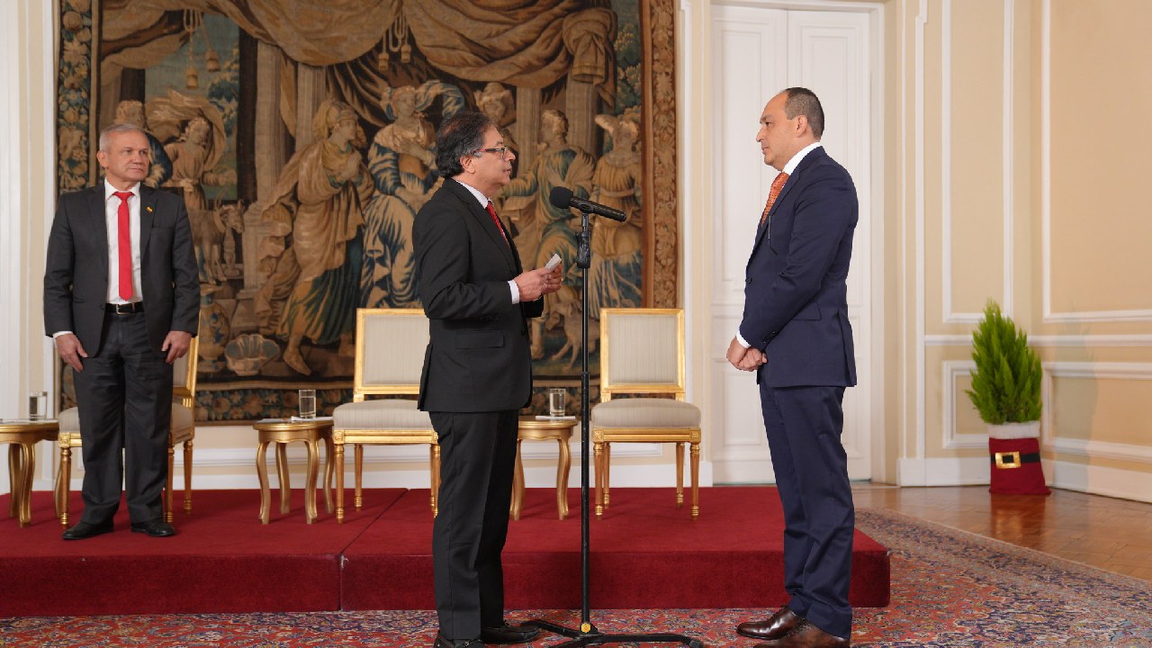 Petro posesionó a Vladimir Fernández como nuevo magistrado de la Corte Constitucional