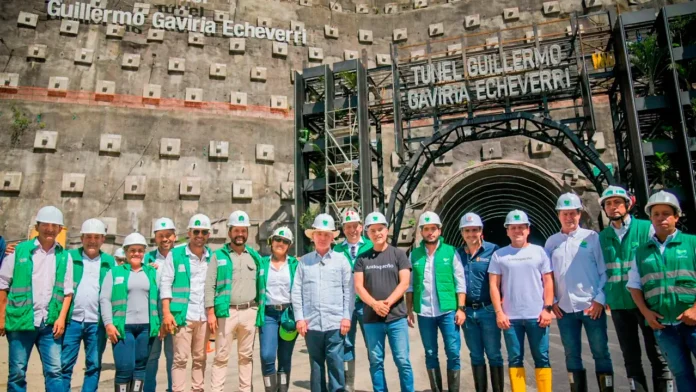 Este jueves el gobernador de Antioquia y el expresidente Álvaro Uribe, visitaron el túnel Guillermo Gaviria Echeverri e hicieron un llamado al Gobierno Nacional para la culminación del proyecto.