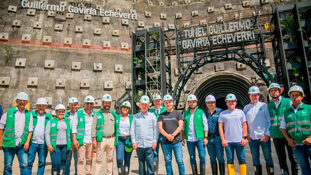 Este jueves el gobernador de Antioquia y el expresidente Álvaro Uribe, visitaron el túnel Guillermo Gaviria Echeverri e hicieron un llamado al Gobierno Nacional para la culminación del proyecto.