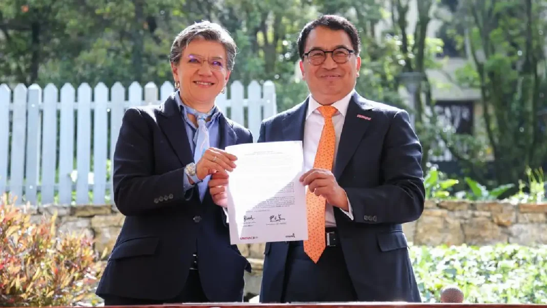 Bogotá y Sinovac firmaron la creación de BogotáBio, la primera fábrica de vacunas en el país