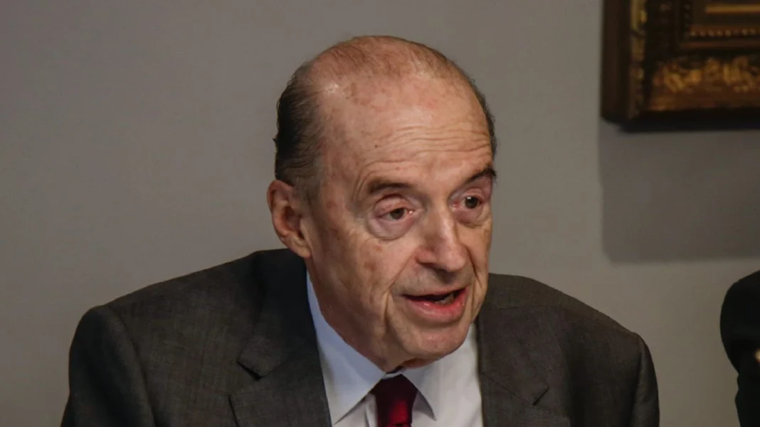 La Procuraduría General de la Nación ha notificado su decisión de suspender por tres meses al canciller Álvaro Leyva por el caso del contrato de licitación de pasaportes en el país, caso por el cual también se le fueron formulado cargos en su contra al funcionario.