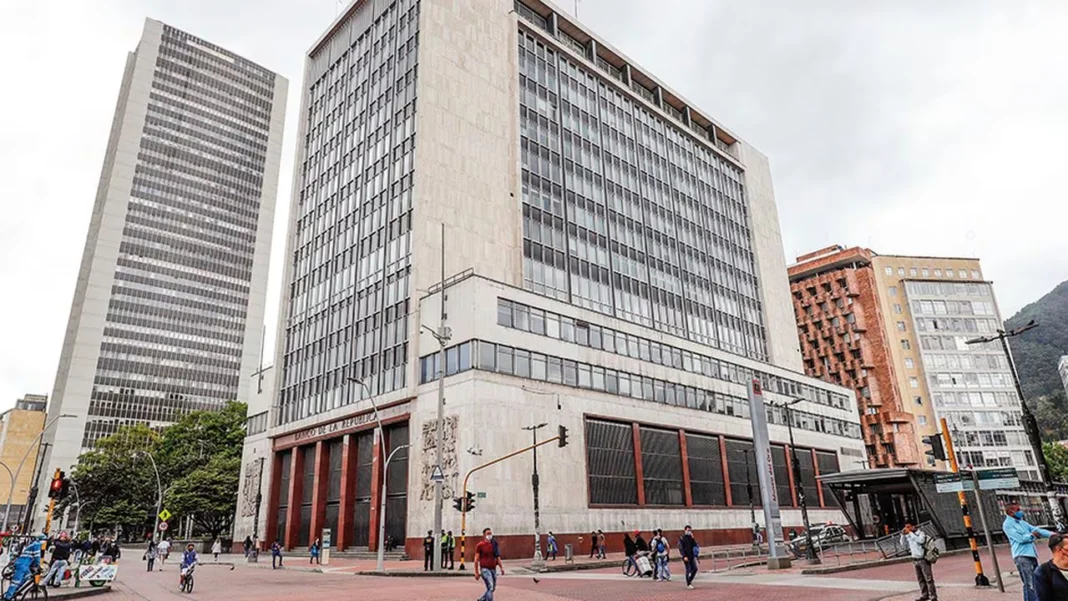 Este miércoles la Junta Directiva del Banco de la República anunció la baja de la tasa de interés en 25 puntos básicos, ubicando la nueva cifra en 12.75% con el que buscan estimular la economía en el país.