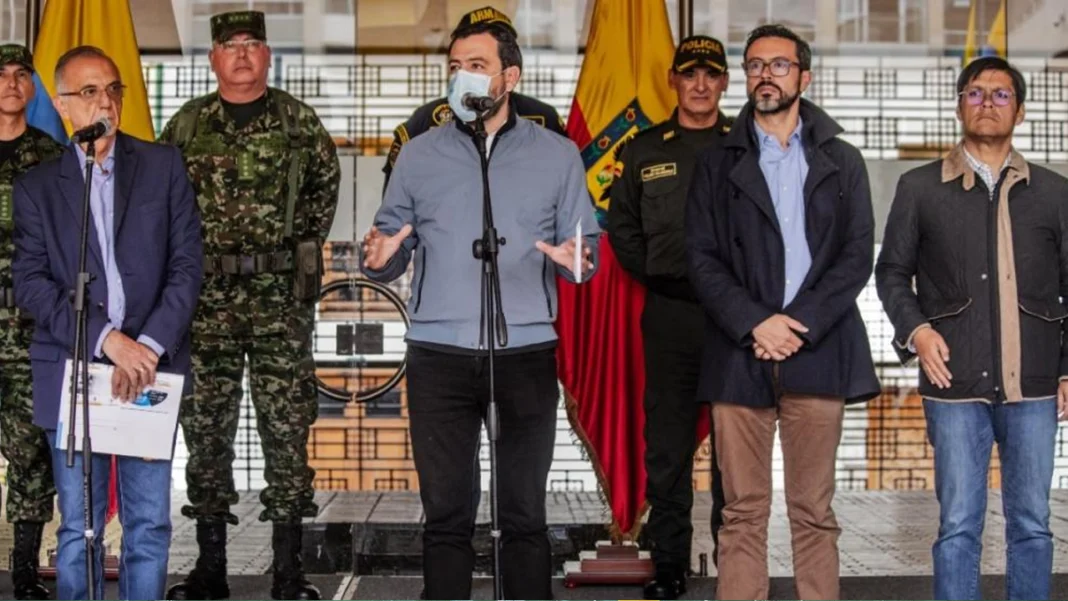 Este sábado el alcalde de Bogotá, Carlos Fernando Galán y el ministro de Defensa, se reunieron en la capital para desarrollar el primer Consejo de Seguridad de la ciudad, en el cual se enunció la llegada de 650 nuevos uniformados, para reforzar la seguridad de los bogotanos.
