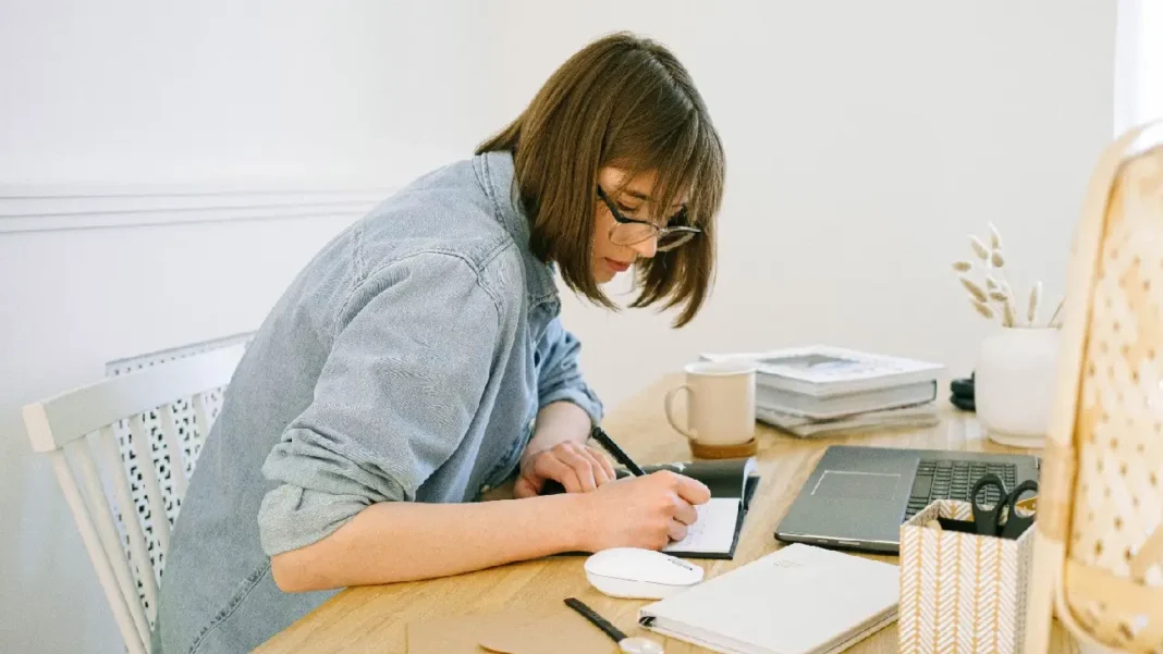 Colombianos optan por flexibilidad laboral y uso de Inteligencia Artificial