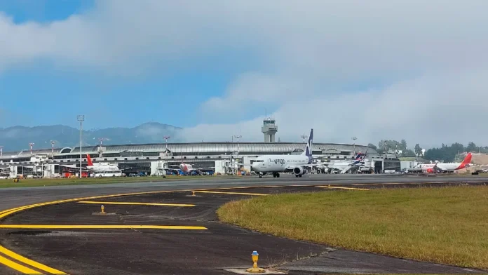 La afectación en las operaciones del Aeropuerto José María Córdova se deberían a las condiciones meteorológicas en los últimos días en la ciudad de Rionegro y la ausencia de luces de protección en la pista, que imposibilitan la visibilidad en el aterrizaje, según expertos.