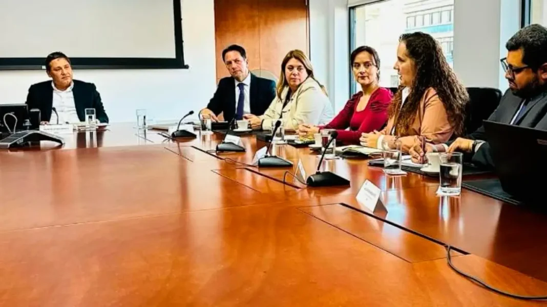 MinTIC en el marco del primer comité del 2024 con la Comisión de Regulación de Comunicaciones (CRC), confirmó a Claudia Ximena Bustamante y Felipe Díaz como los dos nuevos comisionados de la entidad, que cumplirán sus funciones a partir de febrero de 2024.