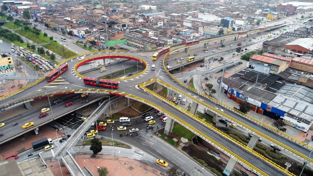 Este jueves, el Cuerpo Oficial de Bomberos de Bogotá, confirmó que sobre la calle sexta con carrera 32 se reportó una explosión de una caldera dentro de una fábrica de tamales, la cual deja un saldo de ocho personas heridas en el lugar de los hechos
