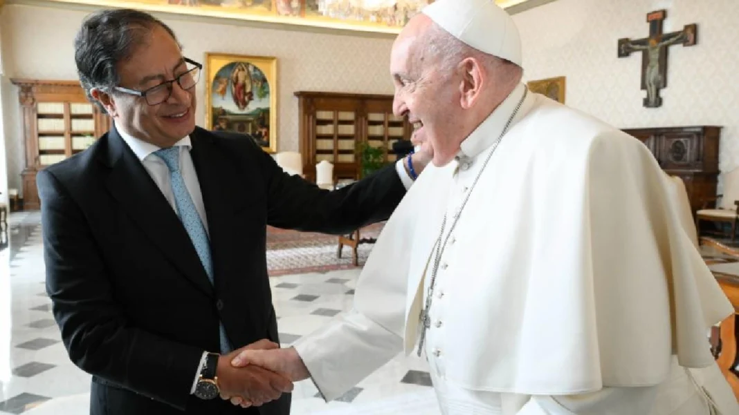 ¿De qué temas hablaron Gustavo Petro y el papa Francisco en el Vaticano?