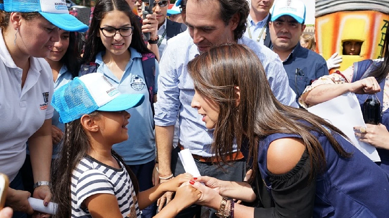 Alcaldía de Medellín busca niños y niñas de la ciudad que se salieron del colegio para matricularlos