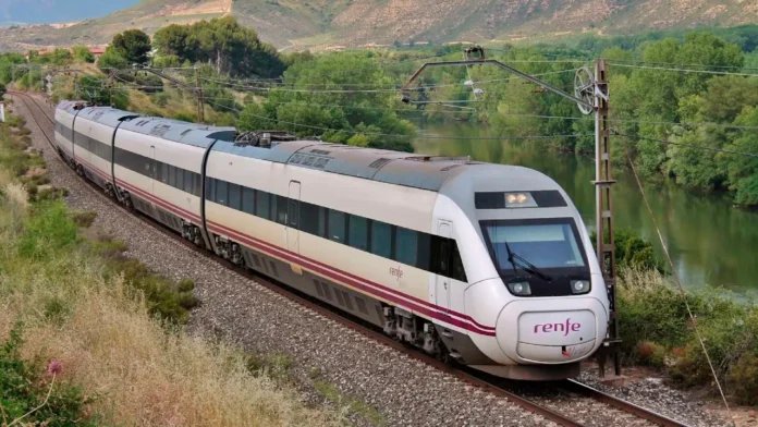 El gobernador de Boyacá, Carlos Amaya confirmó el avance que ha tenido el tren de mediana velocidad que busca reducir el tiempo de viaje entre Sogamoso y Bogotá, una promesa de campaña del mandatario.