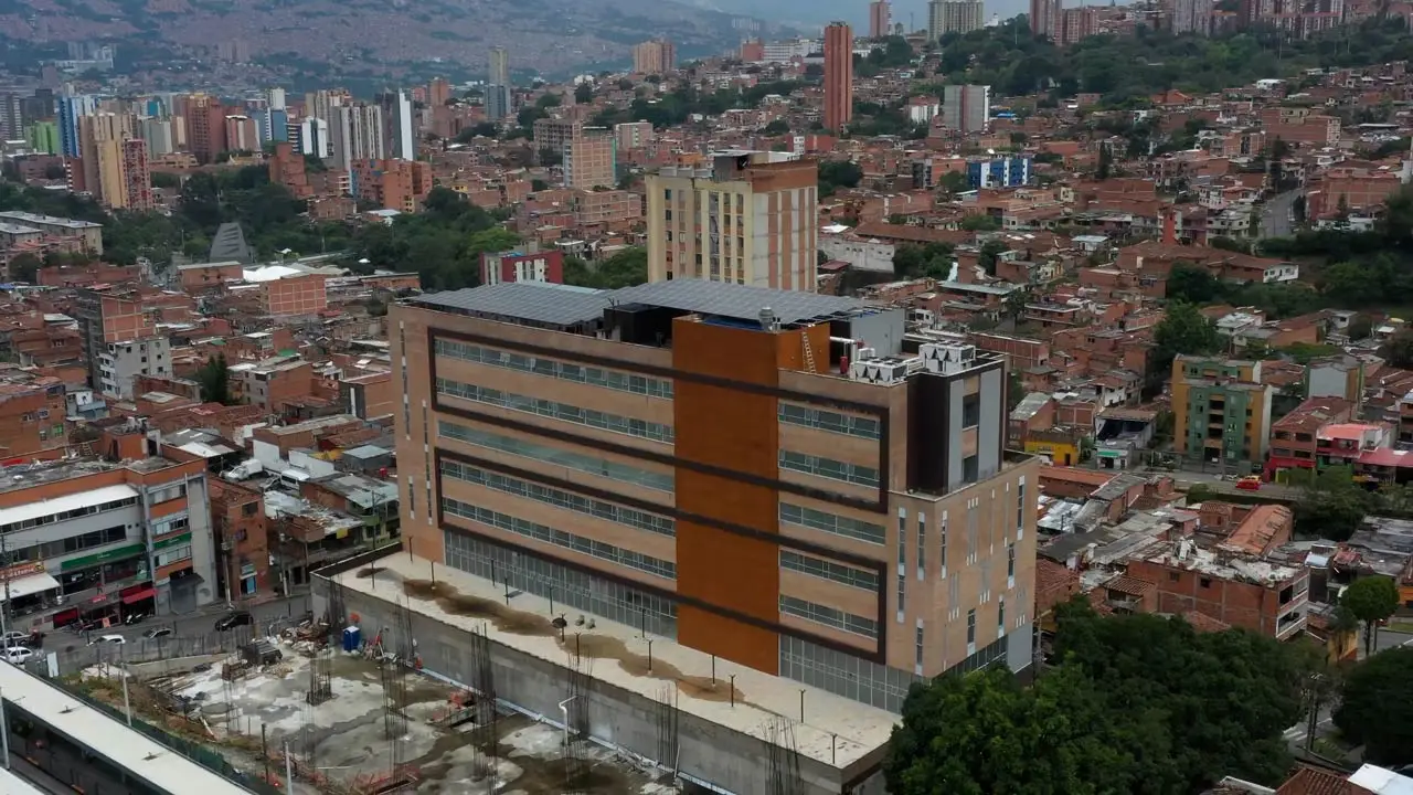 En una rueda de prensa realizada hoy, el alcalde de Medellín, Federico Gutiérrez, expresó su preocupación por la falta de dotación en la recién inaugurada Unidad Hospitalaria de Buenos Aires.