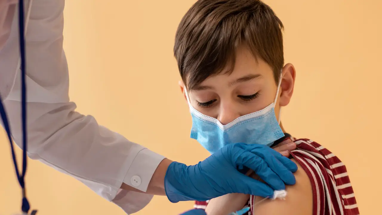 El secretario de Salud de Bogotá, Gerson Bermont, expresó su preocupación ante la escasez de vacunas de Covid-19 para niños de la ciudad e hizo un llamado al ministro de Salud.