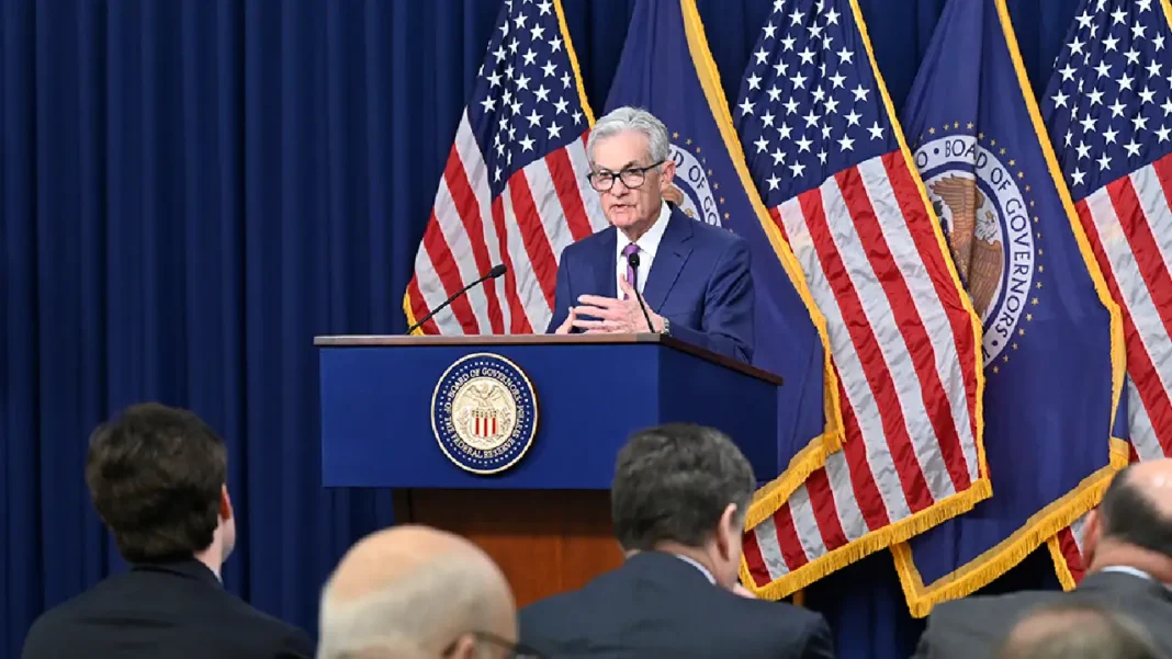 Fed mantiene tasas de interés estables y Wall Street reacciona negativamente