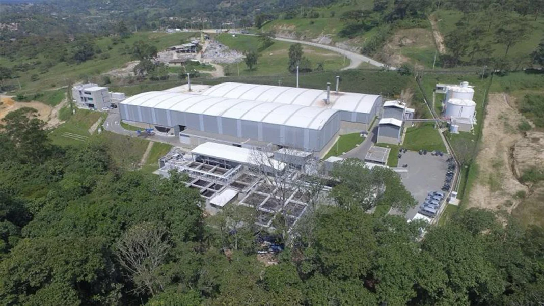 La implementación de paneles solares en la industria textil, es una iniciativa sostenible que Cuero Vélez ha decidido implementar como compromiso con la sostenibilidad.