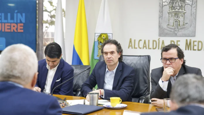 El alcalde de Medellín, Federico Gutiérrez, expresó su preocupación por la falta de asignación específica de recursos en el Presupuesto Nacional de 2024, lo que podría afectar proyectos clave de infraestructura en todo el país.