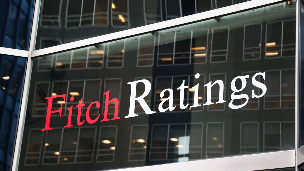 Fitch Ratings advierte que las reformas sociales en Colombia podrían presionar las cuentas fiscales en 2024, con un gasto adicional del 0,9% del PIB, lo que podría afectar su calificación crediticia.