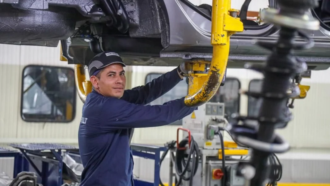 La disminución del Índice de Confianza del Mercado refleja un cambio en la percepción de inversores e impacta en la economía colombiana.