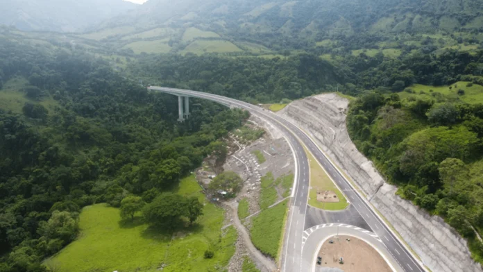 Pacifico 1 es una obra de 50.2 KM que busca conectar al departamento de Antioquia con el Pacifico colombiano y el eje cafetero.