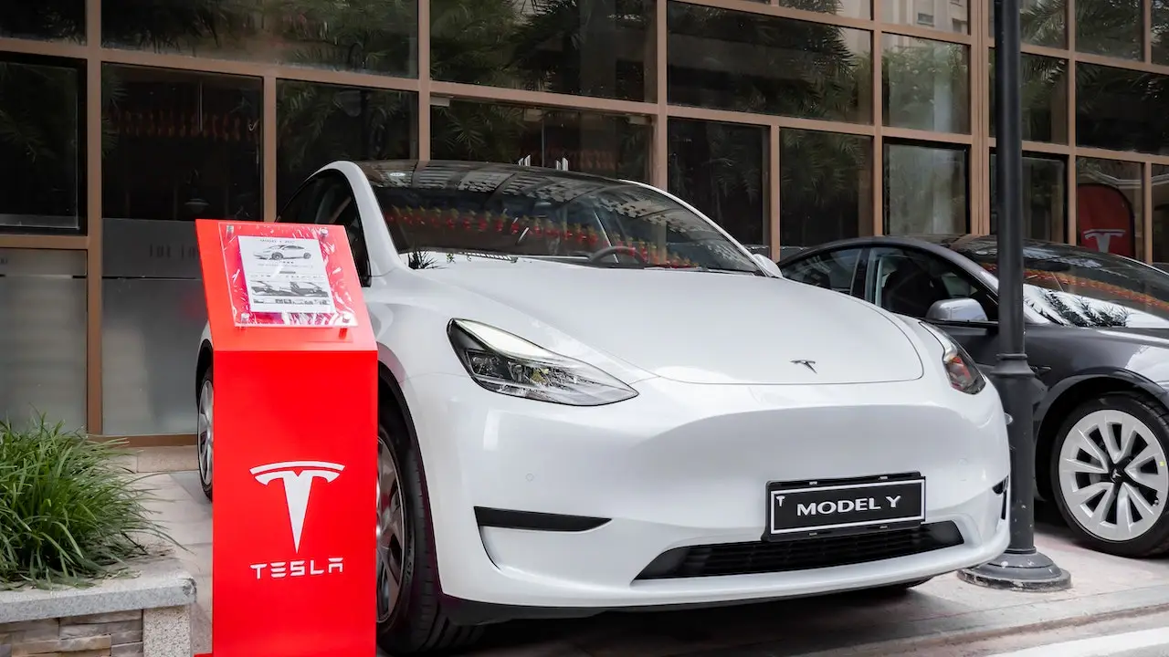 Tesla en Colombia buscará potenciar la movilidad sostenible e innovar el mercado con los autos eléctricos en el país.