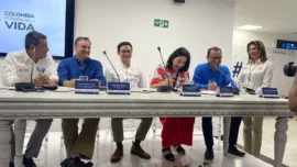 Momento de la firma del acta de inicio de contrato para intervenir el Aeropuerto Rafael Núñez de Cartagena