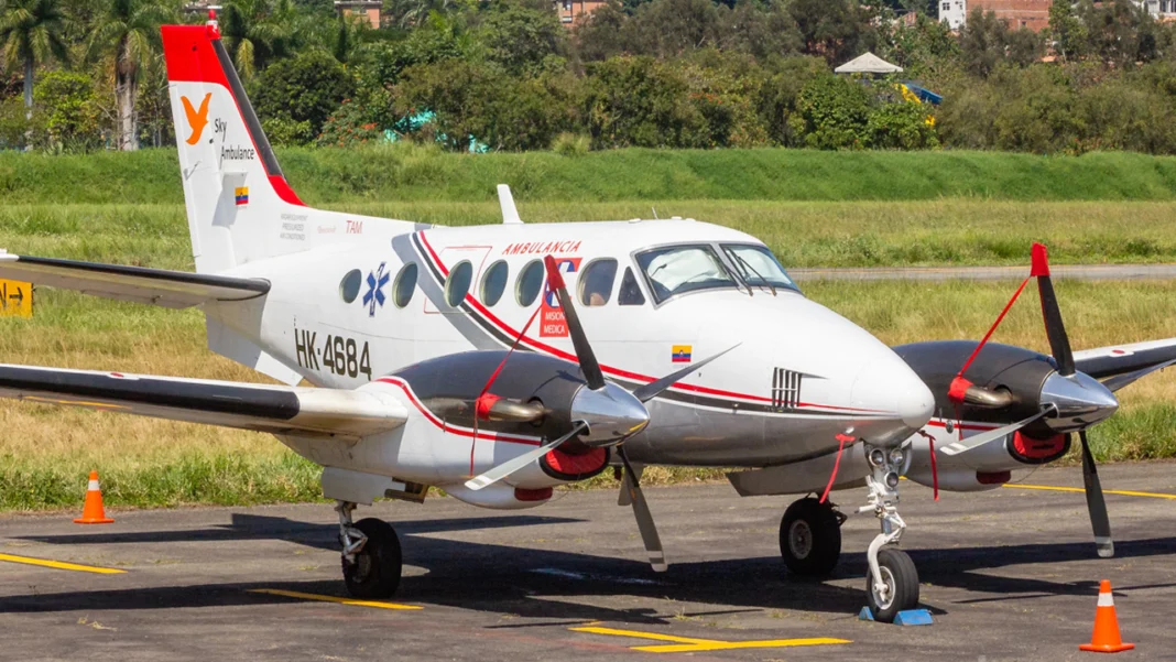 De acuerdo con las versiones iniciales el avión tipo ambulancia se dirigía hacia la capital antioqueña, con cuatro ocupantes cuando se precipitó a tierra entre Yarumal y Santa Rosa de Osos.
