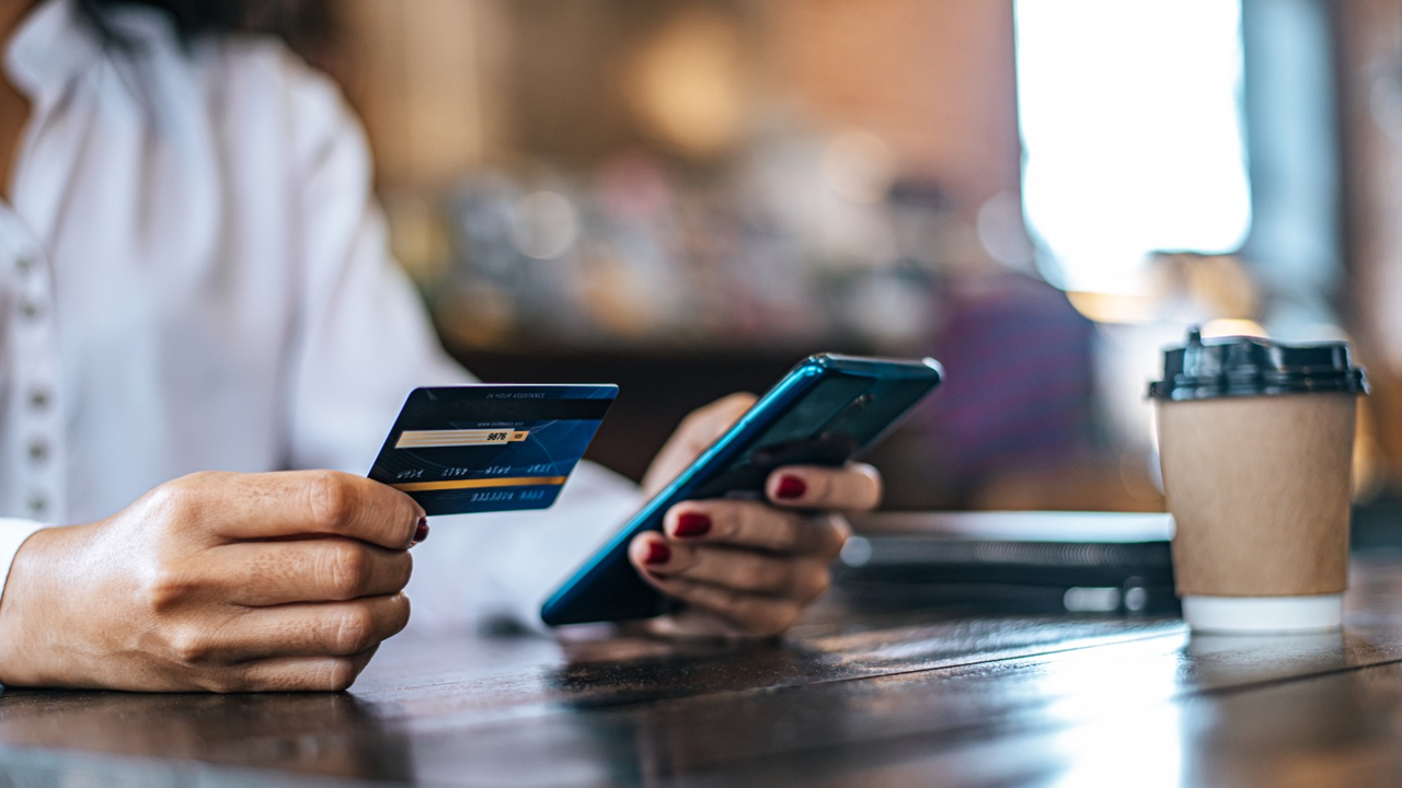 El eCommerce en Colombia cada día cobra mayor relevancia en la economía del país, durante el 2023 aportó COP 62.1 Billones, de acuerdo con un informe de la Cámara de Comercio Electrónico de Colombia.