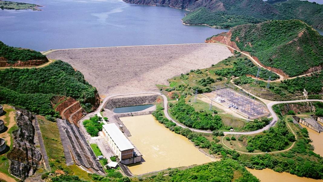 La alarmante disminución de los niveles de agua en los embalses colombianos genera preocupación nacional, amenazando la estabilidad del suministro eléctrico y la seguridad hídrica del país.
