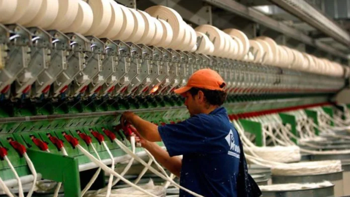 La industria manufacturera colombiana registro en onceavo mes en contracción del sector, al registrar una caída del 4,5% durante el mes de enero de 2024.