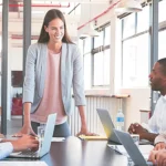 El informe de Deloitte destaca la baja representación de las mujeres en los Consejos de Administración, con solo el 23.3% de puestos ocupados.