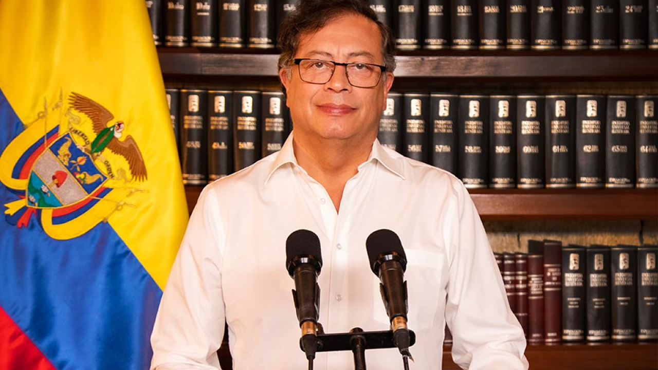 El presidente Gustavo Petro propone una Asamblea Constituyente en Colombia para abordar desafíos urgentes, como la implementación del Acuerdo de Paz y la reforma judicial, generando intenso debate en el país.