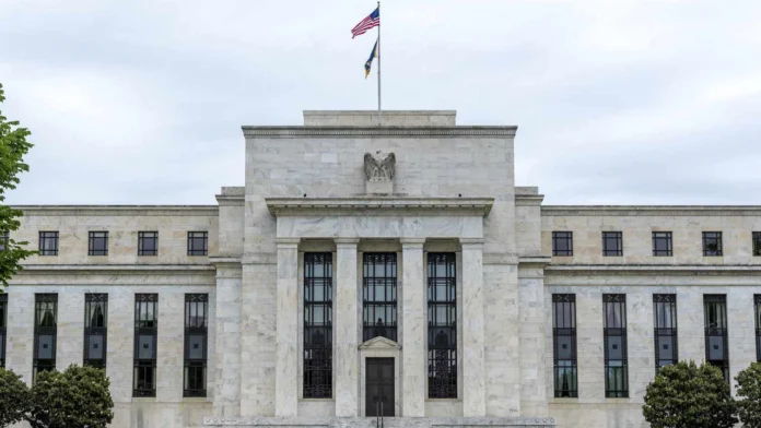 La Reserva Federal de Estados Unidos, decidió congelar las tasas de interés manteniendo un rango de 5,25% - 5,5%, ante la presión de la inflación en el país americano.