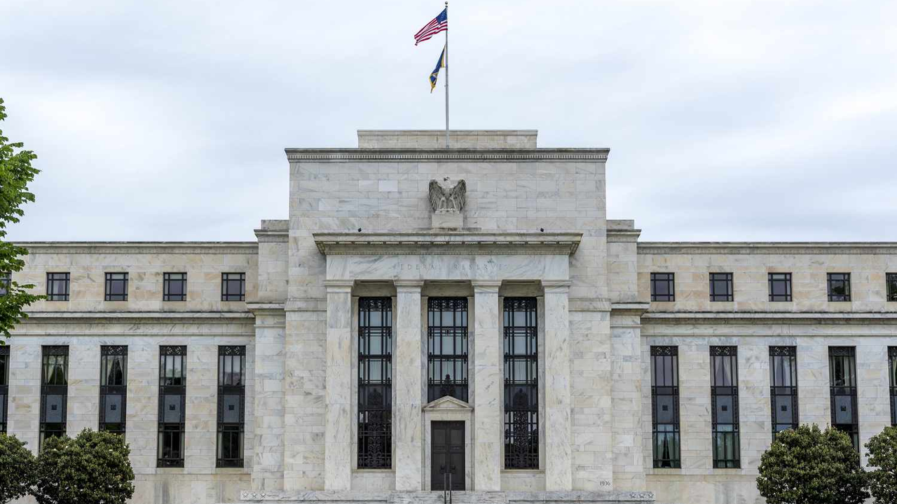 La Reserva Federal de Estados Unidos, decidió congelar las tasas de interés manteniendo un rango de 5,25% - 5,5%, ante la presión de la inflación en el país americano.