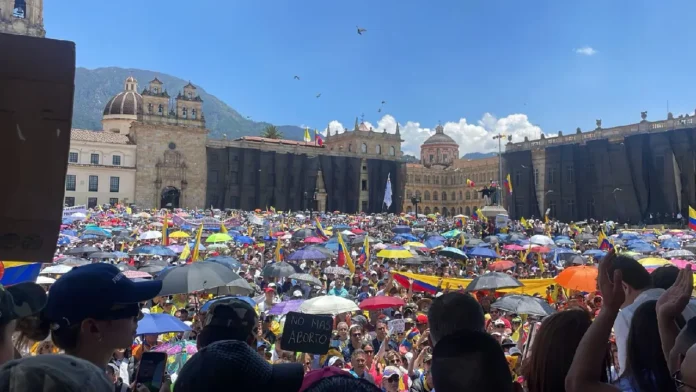 Miles de colombianos se movilizaron en contra del Gobierno Petro: así avanza la jornada