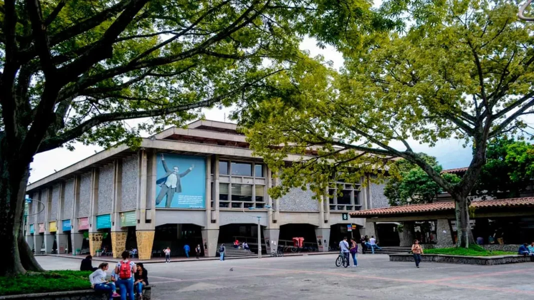 Encapuchados robaron patrulla de la Policía alrededor de la Universidad de Antioquia | Video