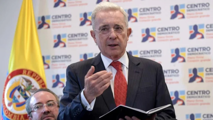 La Fiscalía General de la Nación ha emitido un comunicado sobre el proceso que deberá enfrentar el expresidente Álvaro Uribe Vélez por supuesto fraude procesal.
