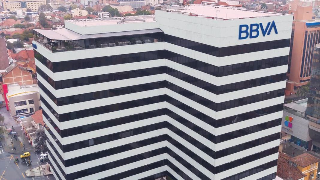 El grupo BBVA en el primer trimestre de 2024 alcanzó utilidades de US$2.359 millones, lo cual representó un incremento del 19% para la compañía.