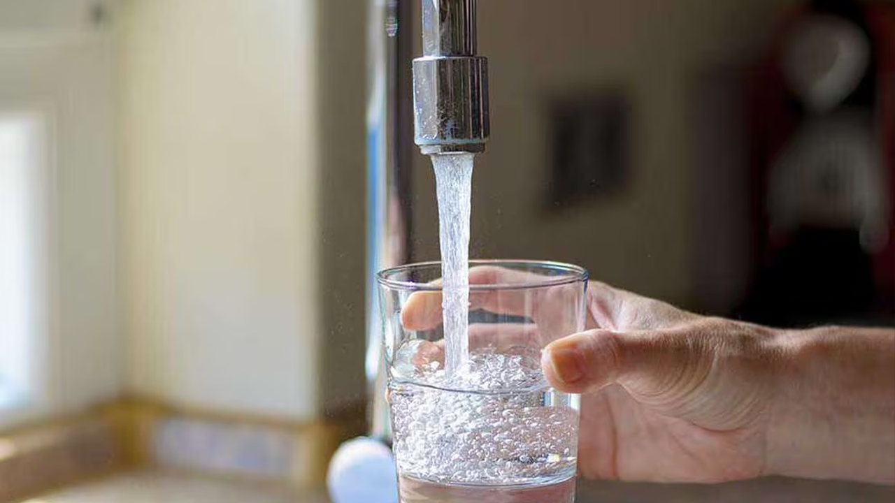 Colombia es el país que más consume agua a nivel global con 1.988 m³ per cápita. Crisis hídrica en Bogotá pone en relieve necesidad de gestión sostenible del recurso y medidas ante cambio climático.