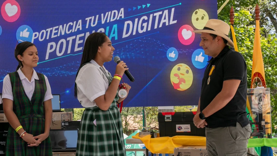 MinTIC impulsa la transformación digital en Antioquia, mediante la entrega de computadores a instituciones educativas y cientos de familias en el Suroeste antioqueño, como un mecanismo para reducir la brecha digital en Colombia.