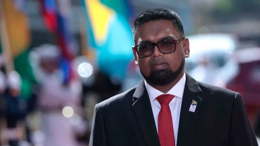 Un periodista de la BBC entrevistó al presidente de Guyana, Mohamed Irfaan Ali, y le cuestionó sobre si había reflexionado los efectos de explorar petróleo en este país, lo cual tuvo una respuesta que se hizo viral.