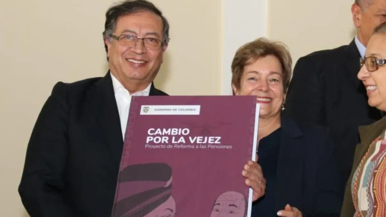 Los cambios de la nueva ley de la reforma pensional en Colombia comenzarían a implementarse a mediados del 2025, de ser aprobada en los debates faltantes. 