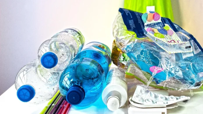 Ministerio de Medio Ambiente anuncia normativa contra producción de plásticos de un solo uso