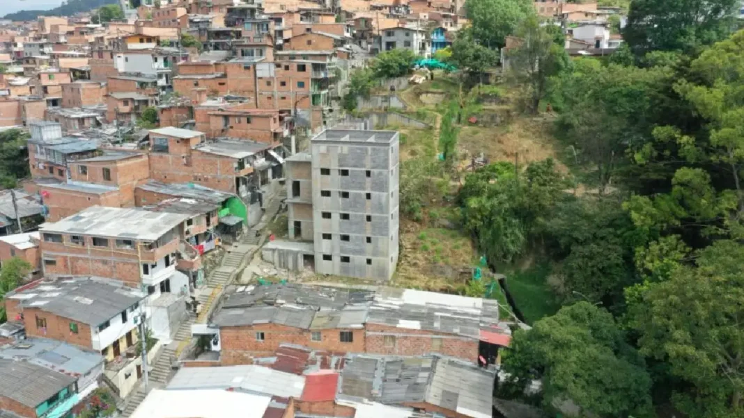 Alcaldía de Medellín reanudó proyecto de vivienda social en Villa Hermosa
